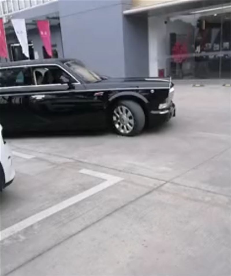 600万红旗L5抵达苏州,408匹马力,车牌还未挂,车主非富即贵