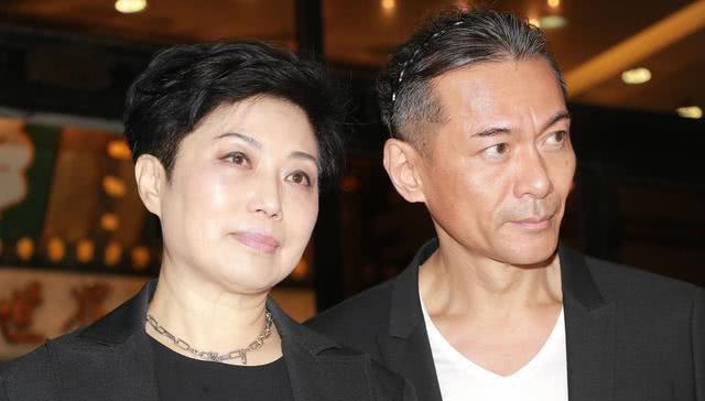 56岁江华要复出了?将陪妻子登台表演,夫妻俩当众撒狗粮好恩爱