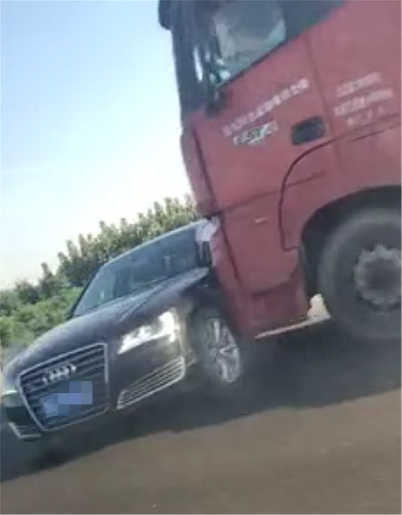 奥迪A8L与大货车抢道,侧面遭撞击,A柱未变形,仅车门凹陷