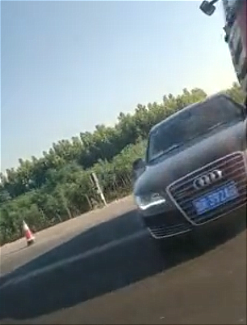 奥迪A8L与大货车抢道,侧面遭撞击,A柱未变形,仅车门凹陷