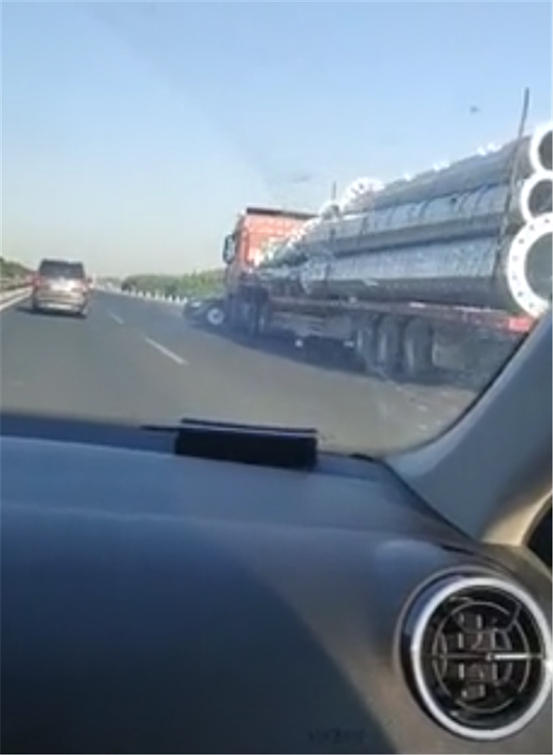 奥迪A8L与大货车抢道,侧面遭撞击,A柱未变形,仅车门凹陷