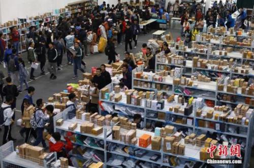资料图:大学生有序领取各自的快件。中新社记者 泱波 摄