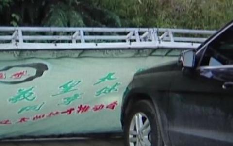 车停在广告牌下被砸坏，对方：车的责任！