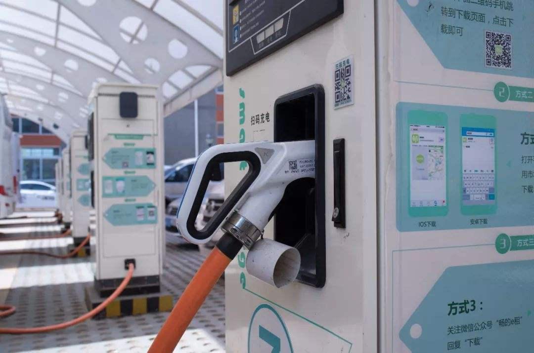 新能源电动汽车下雨天能充电吗？该注意哪些事项？