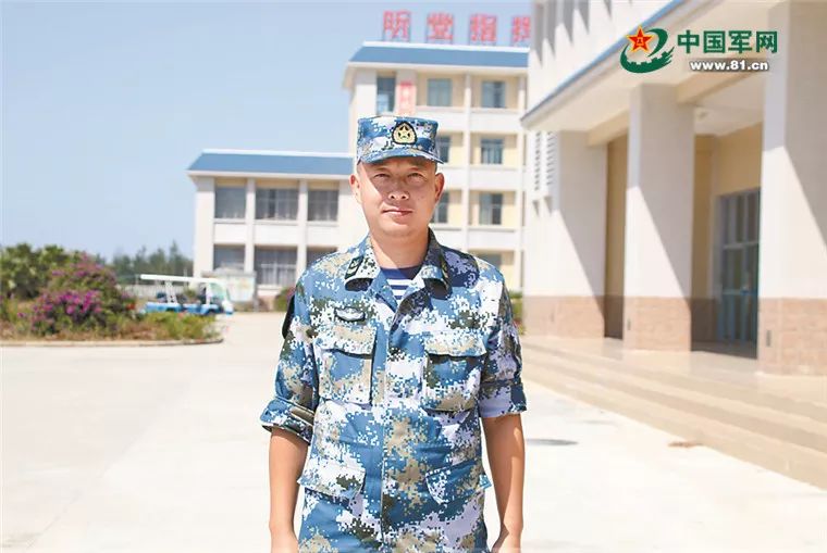 中国海军新型气垫登陆艇首批士官艇长：浪尖上有我飞翔的梦