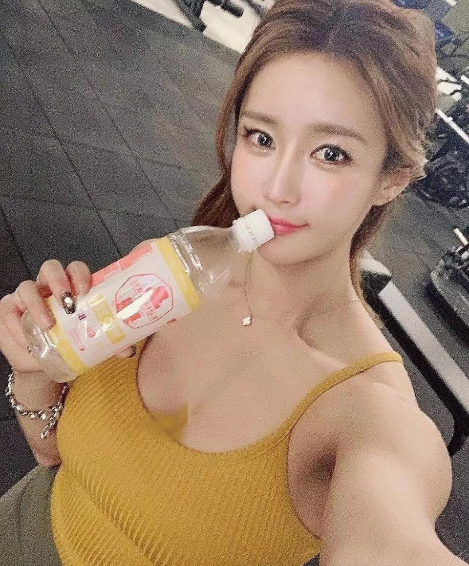 被评为亚洲新一代萝莉肌肉女王   韩国自来是出美女   但究竟是怎么