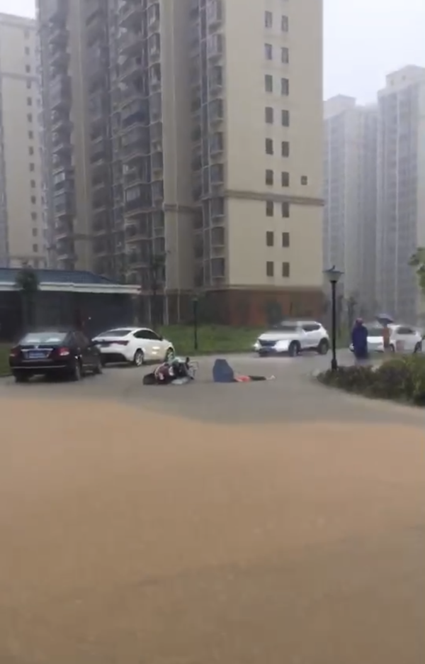 湖北鄂州一女子暴雨中身亡 是否触电身亡有待调查