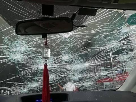 挡风玻璃碎了保险公司却说不赔？老车主：因为你说了“是”这个字