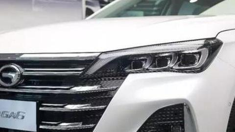 传祺新一代，轴距加95mm，搭“零重力”座椅，还配两个12.3寸双屏