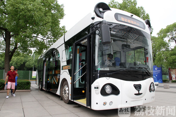 常州“智能熊猫巴士”引眼球 可无人驾驶还内设售货机