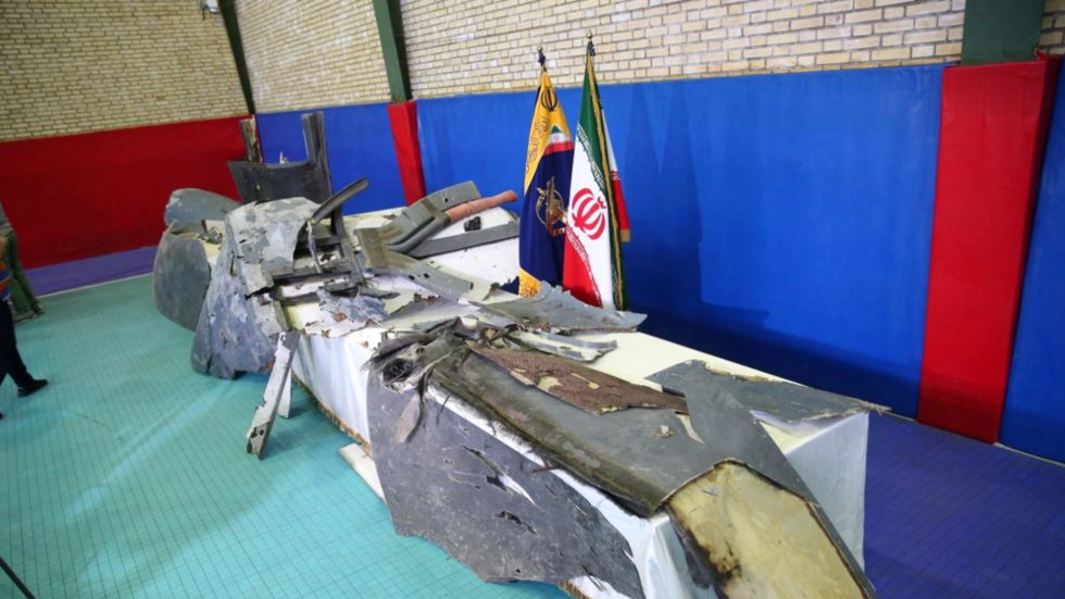 點擊查看大圖 伊朗軍方21日展示被擊落的美軍無人機 圖丨塔斯尼姆社