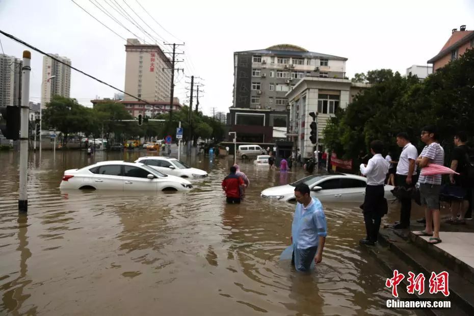  6月21日，武汉市迎来湖北入梅以来第二轮强降雨。 中新社记者 张畅 摄