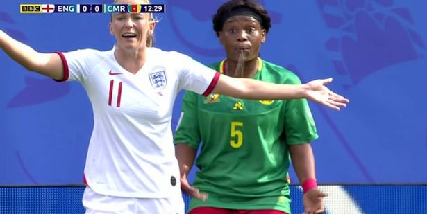 喀麦隆球员向英格兰女足球员吐口水。