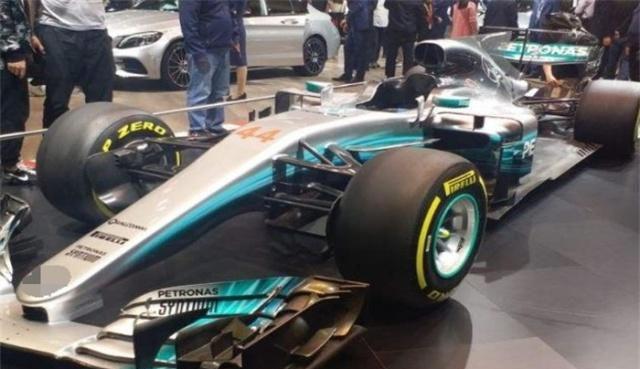 阿尔法罗密欧赛车，亮眼的外观，对称感极强的设计风格