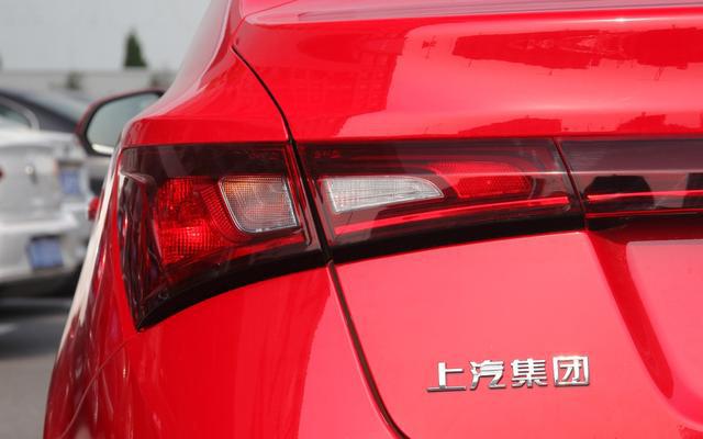 红极一时的溜背轿跑,轴距近2.7米,三套动力可选,5万多却卖不动