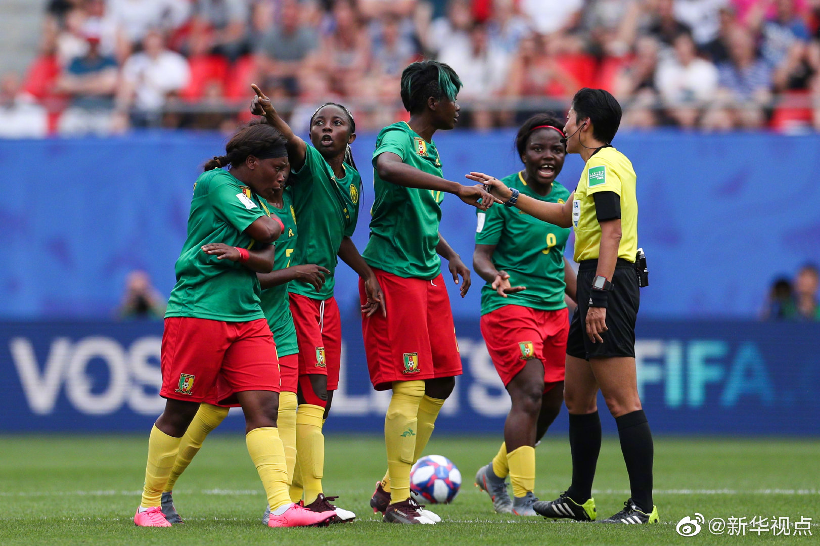 喀麦隆女足已经情绪失控。