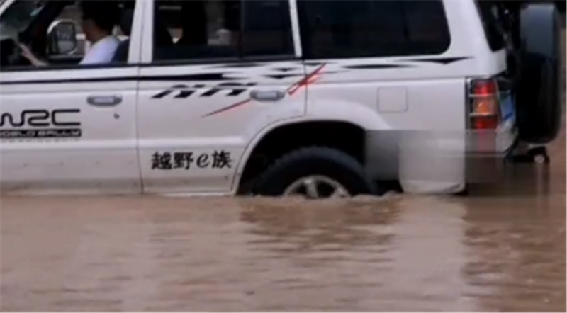 百万保时捷熄火被拖车,13万国产SUV过水域,水漫中网,却不熄火