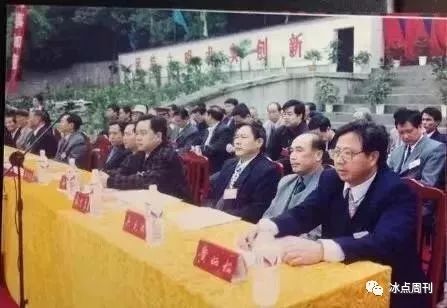 参加60周年校庆时的黄炳松(右一)