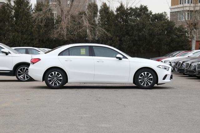 21万买台奔驰,轴距近2.8米,标配主动刹车,开回去比雅阁面子足