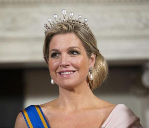 荷兰王后"挥金如土,珠宝钻石不重样的戴,王冠更是一顶接一顶