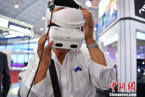资料图:中国科技企业亮相展会。中新社记者 刘冉阳 摄