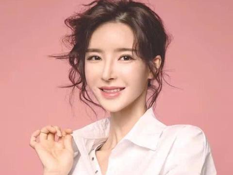 捷豹御用女车模，座驾保时捷，还是青岛小嫚