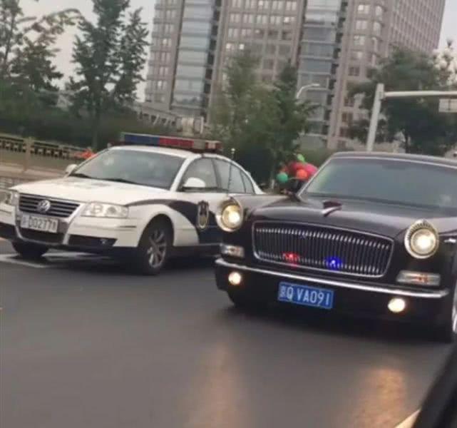 北京街头现身600万红旗l5国车,特殊车牌和红蓝警灯说明身份