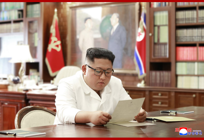 金正恩阅读特朗普亲笔信 图源:朝中社