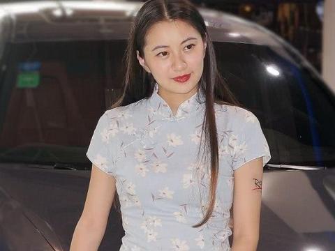 保时捷车展不用国外美女？身穿旗袍尽显东方之美，初恋的感觉