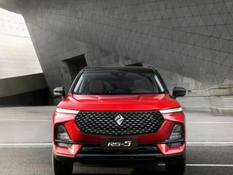 宝骏RS5亮相上海车展，网友：车不错，我选长腿小姐姐