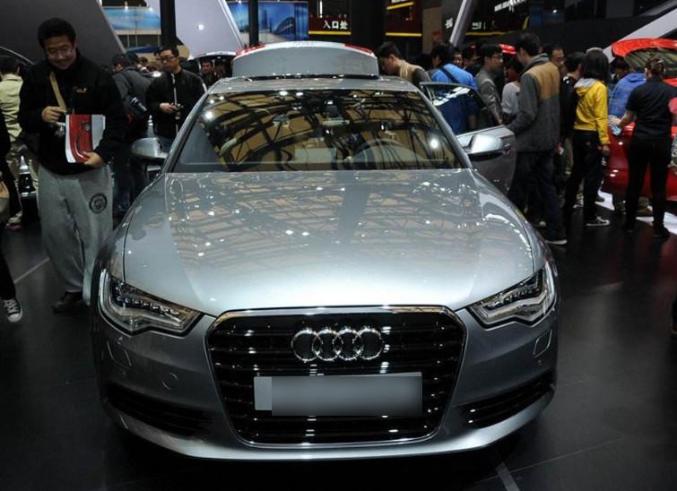 打开邻居奥迪车后备箱，大罐子映入眼帘，总算明白穷人更爱慕虚荣