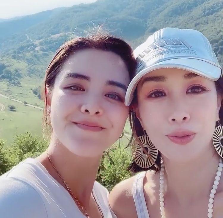 暮光母女再同框图片