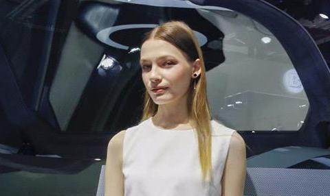 “钢铁侠”的车要大火，高级脸美女车模气势足，比车更吸睛