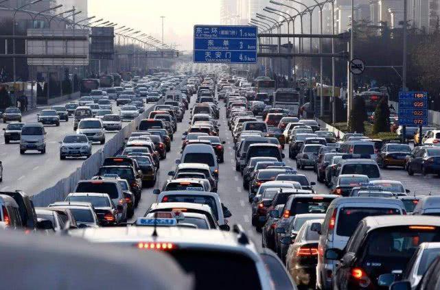 中国首个禁售燃油车城市公布，车主见到消息后，都想去卖车了