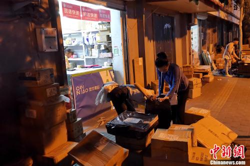 我国传媒大学,学生正在打包行李。张旭 摄 “结业寄”迎顶峰 有快递小哥却不愿意:坑了我