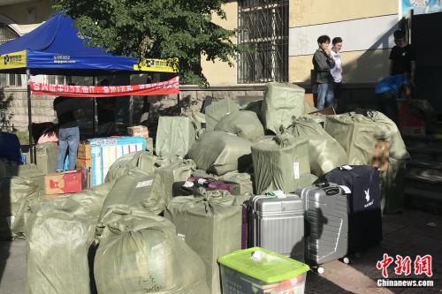 结业季,黑龙江大学校内快递点堆满了结业生行李。受访者供图 “结业寄”迎顶峰 有快递小哥却不愿意:坑了我