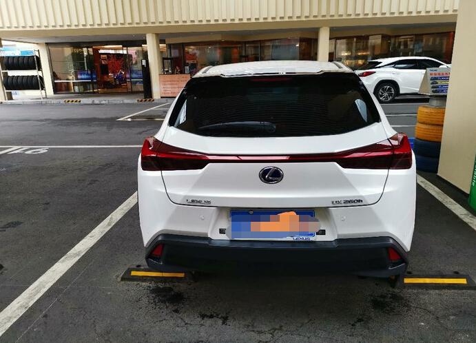 最便宜的雷克萨斯SUV,百公里油耗4.2L,小日本的混动技术真的牛