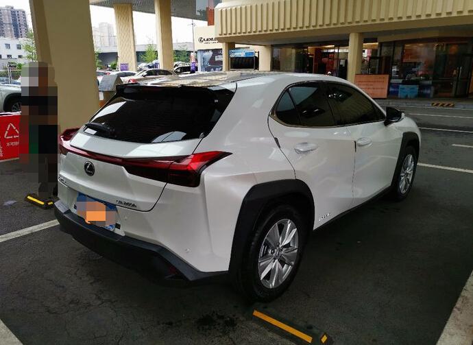 最便宜的雷克萨斯SUV,百公里油耗4.2L,小日本的混动技术真的牛