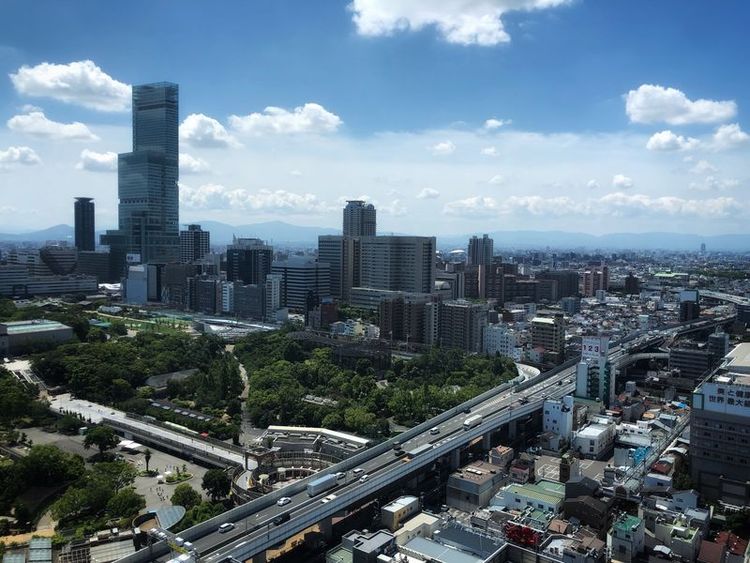 远眺大阪市区。大阪是众多世界闻名的日本制造业企业诞生地,大学和研究机构云集,吸引众多海外产学合作机构进驻。近年来,绿色创新、生物生命科学、机器人等新产业大批涌现。新华社记者蒋国鹏摄