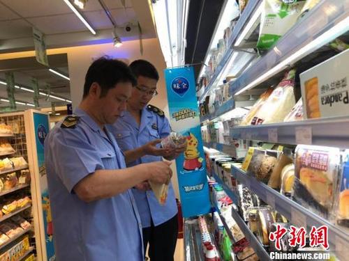 资料图:北京市市场监督管理局对食品安全进行检查。杜燕 摄