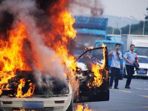 别再给保险公司白白扔钱了！这3种车险最鸡肋，搞清楚不吃亏！