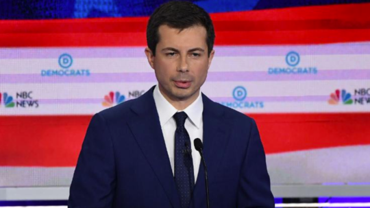 会说八国语言的同性恋市长布特贾奇在阐述自己的观点时使用了西班牙语