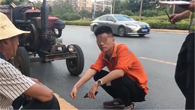 拖拉机撞上66万奔驰,维修2万,瓜农知晓后非常难受