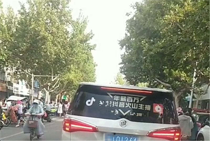 25万别克GL8现山东街头,车牌是“顺子”,价值不输三连号牌