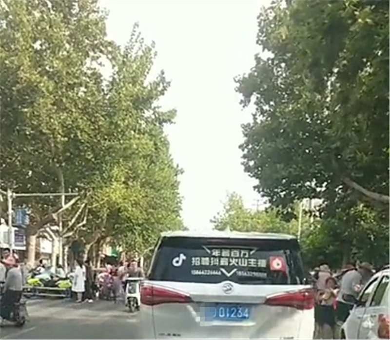 25万别克GL8现山东街头,车牌是“顺子”,价值不输三连号牌