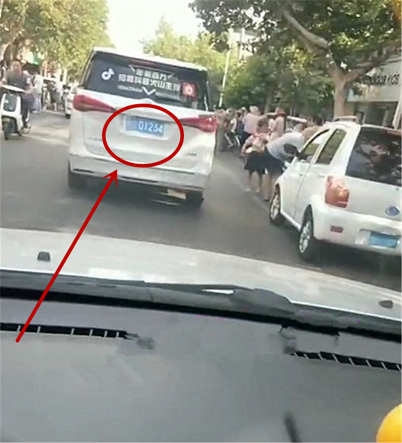25万别克GL8现山东街头,车牌是“顺子”,价值不输三连号牌