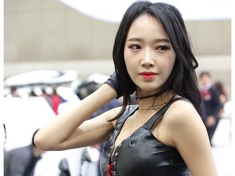 身着冷酷皮装 眼神冷若冰霜 车展上的冷美人