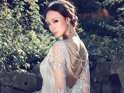 她为阿斯顿马丁站台，这可是标准的中国制造，美若天仙！