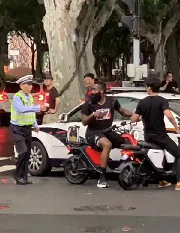 NBA球星哈登违规骑电动车被交警拦下 已致歉(图)