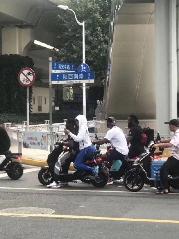 NBA球星哈登上海街头骑电动车违规，被交警拦下